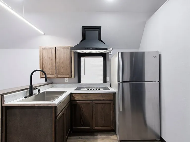 210 N Jackson St #B — Photo 9