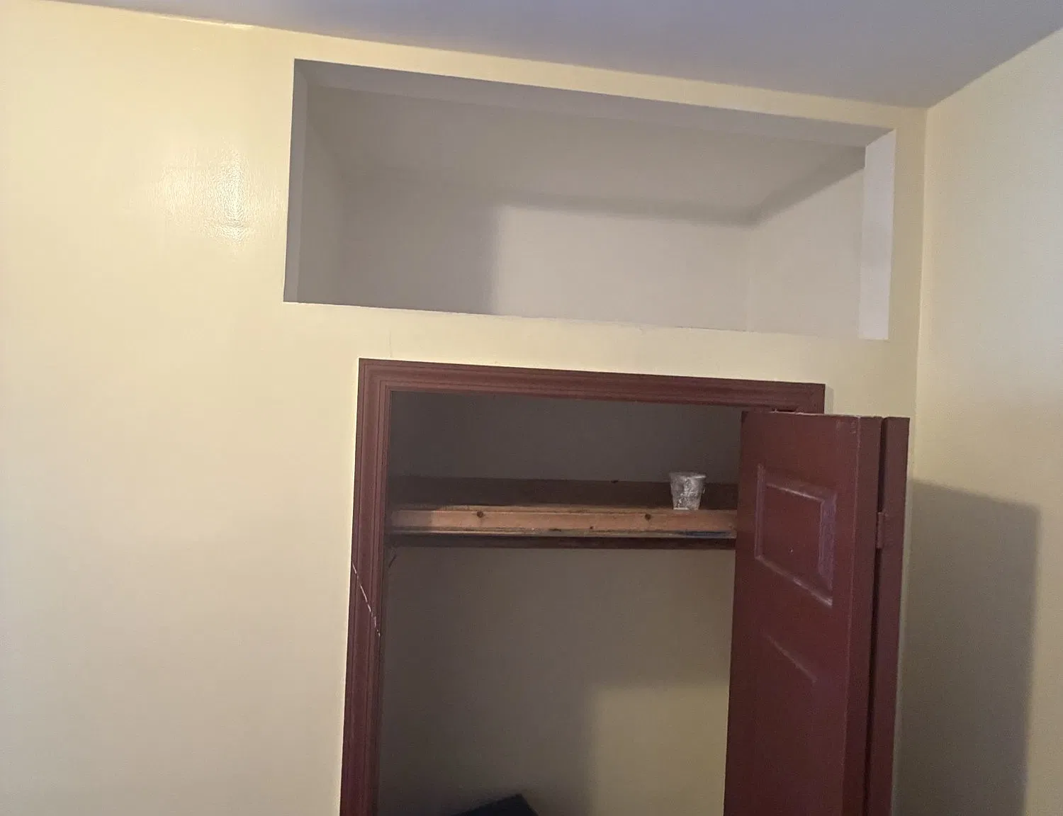 6 bed, 1960 sqft, $910 — Photo 1