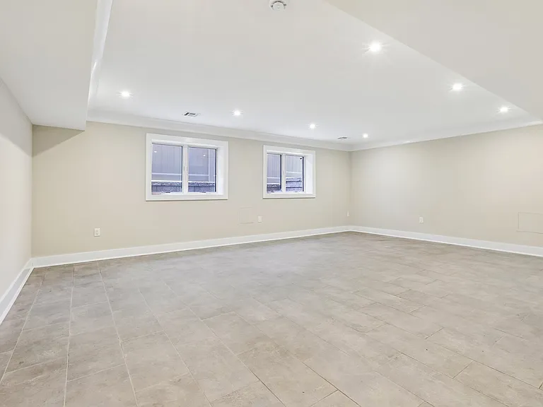211 Warwick Ave #1 — Photo 5