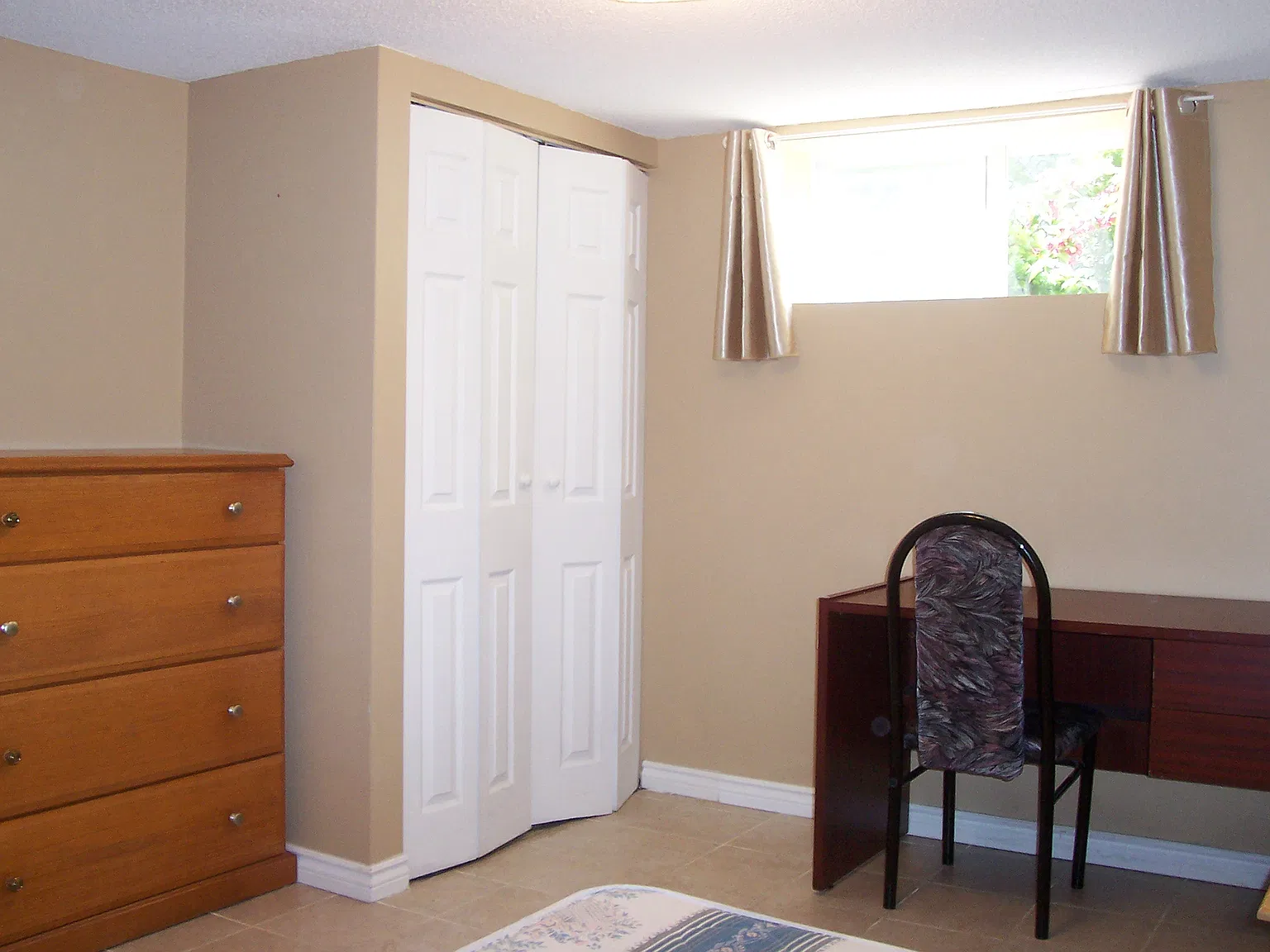 3 bed, 1300 sqft, $700 — Photo 4