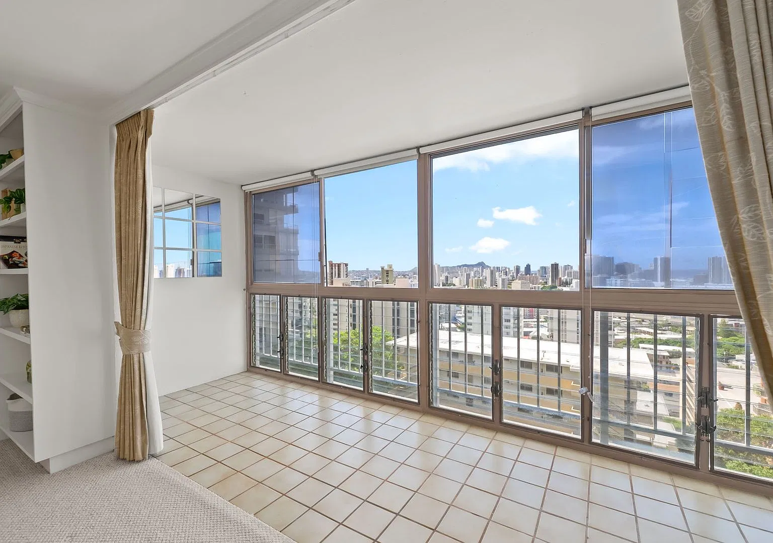 Available Now! 1-Bedroom / 1-Bath / 1 Parking | Diamond Head & City Views | In-Unit Washer & Drye... — Photo 2