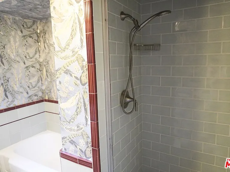 951 Masselin Ave — Photo 24