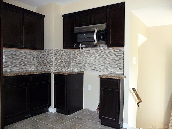 5th image of 28870 Park St