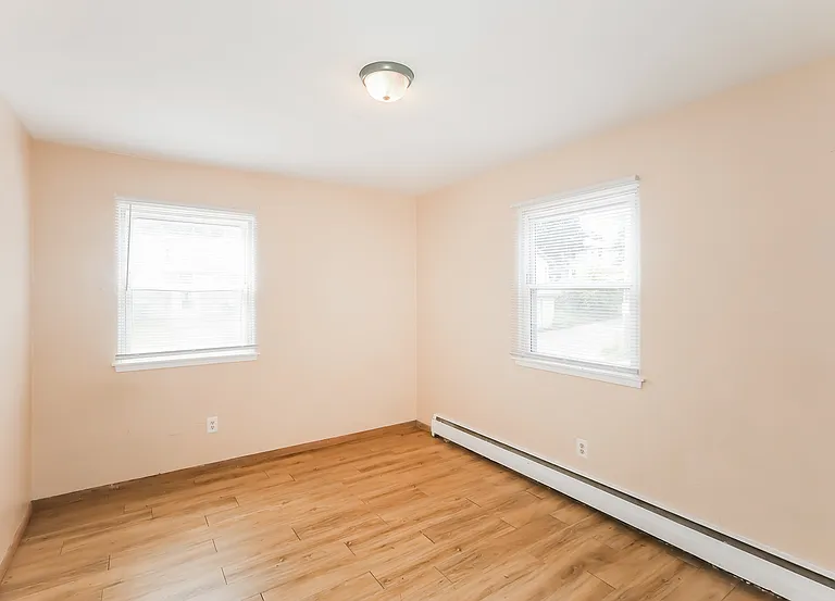1015 York Ave — Photo 8