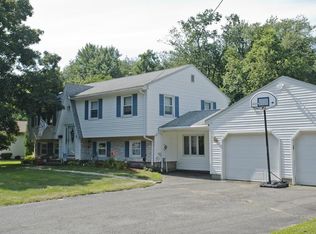 129 Meadowbrook Rd, Agawam, MA 01001