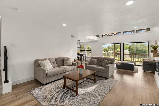 3 bed, 2.5 bath, 2075 sqft, $3,400 — Photo 3