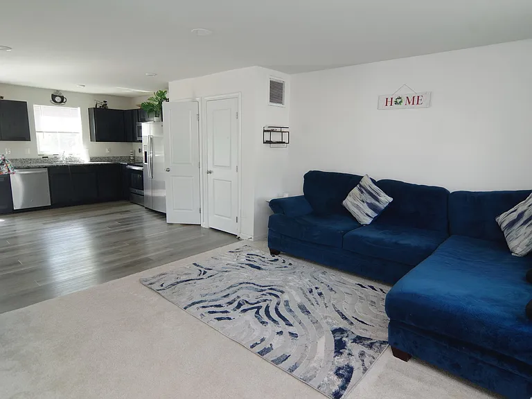 385 Saskatoon Dr — Photo 7