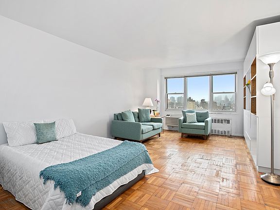 4th image of 14 Horatio St APT 18H