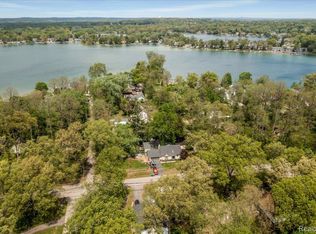 8790 Oakside Ave, Commerce Township, MI 48382