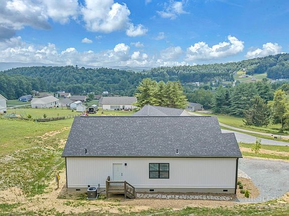 3rd image of 426 Fieldstone Way Way