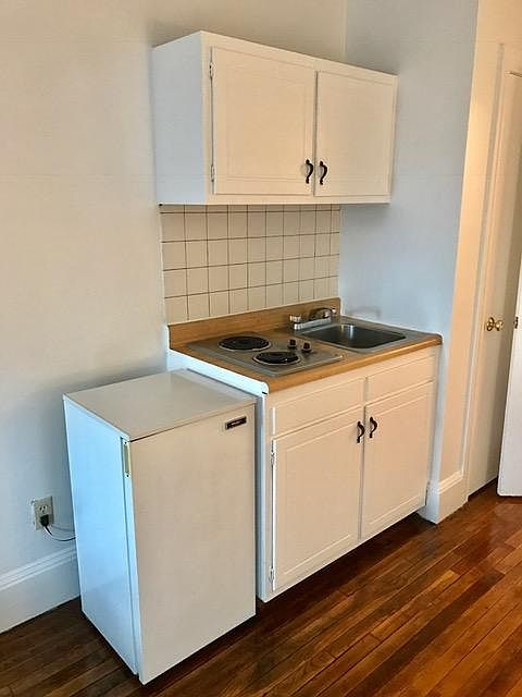 2nd image of 854 Beacon St #9F