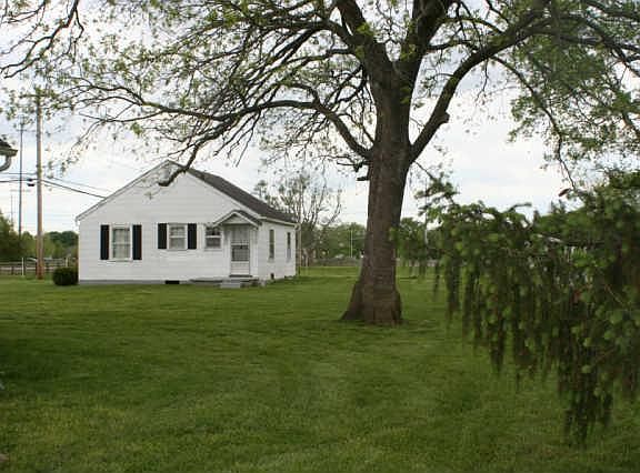 2nd image of 444 W Thompson Ln
