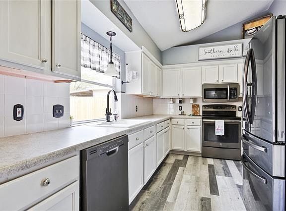 4th image of 3010 Golden Dr