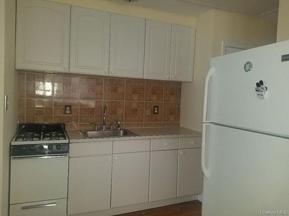 3rd image of 625 E Broadway APT 4