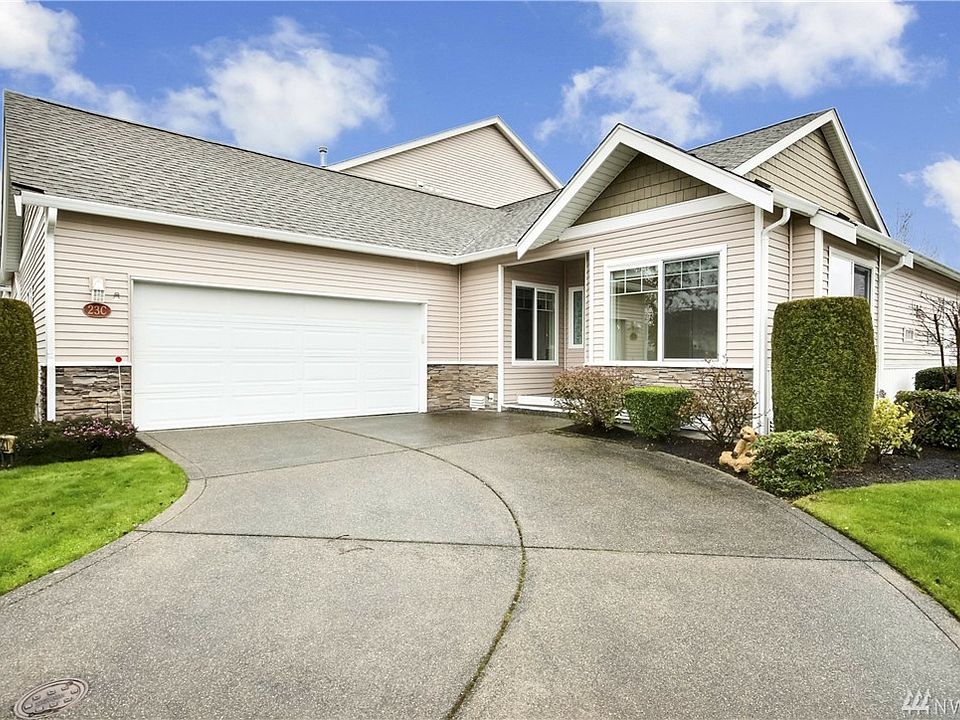 Beautiful open floor plan in 55+ gated neighborhood of Palisade at Lakeland. This particular home has a long driveway for extra parking, which is a big bonus when guests come by.
