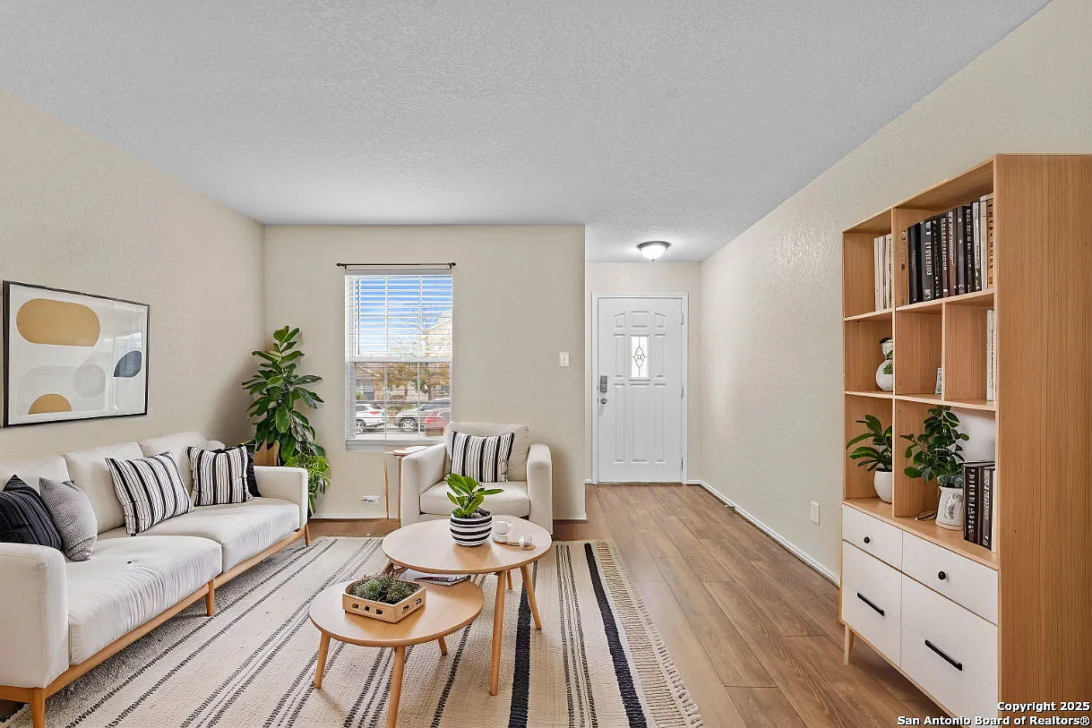 3 bed, 2.5 bath, 2124 sqft, $2,200 — Photo 4