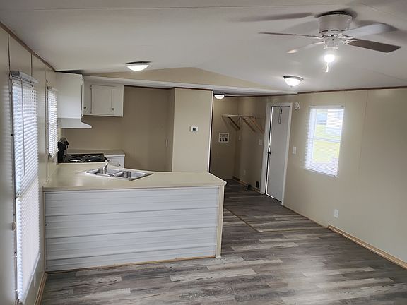 3rd image of 3618 Angelus Rd