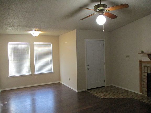 3rd image of 121 Oakwood Ln