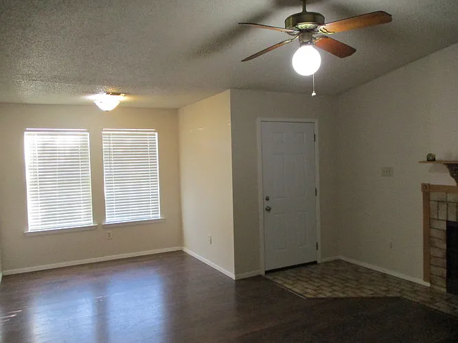 Building Photo - 121 Oakwood Ln