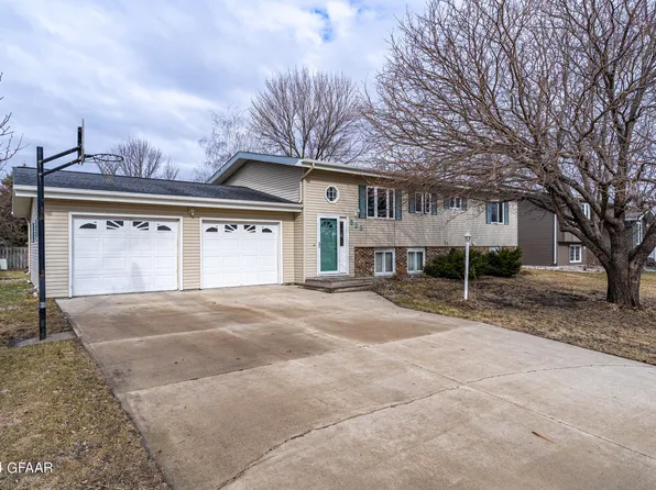 823 Barrette St, Crookston, MN 56716