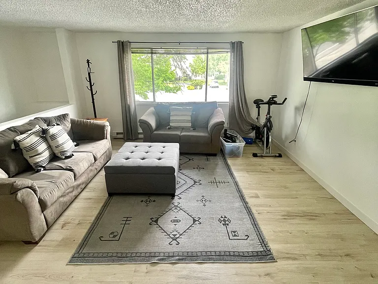 305 S Evergreen Rd — Photo 2