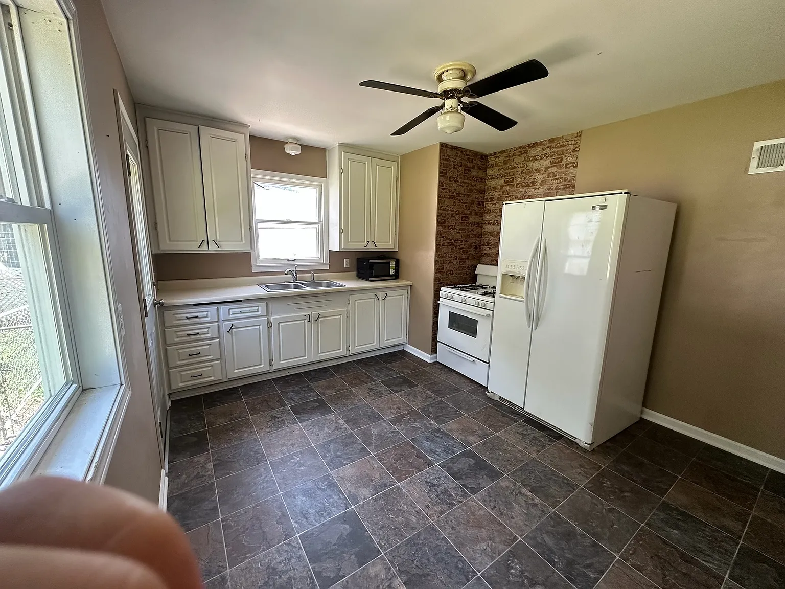 3 bed, 864 sqft, $1,300 — Photo 2