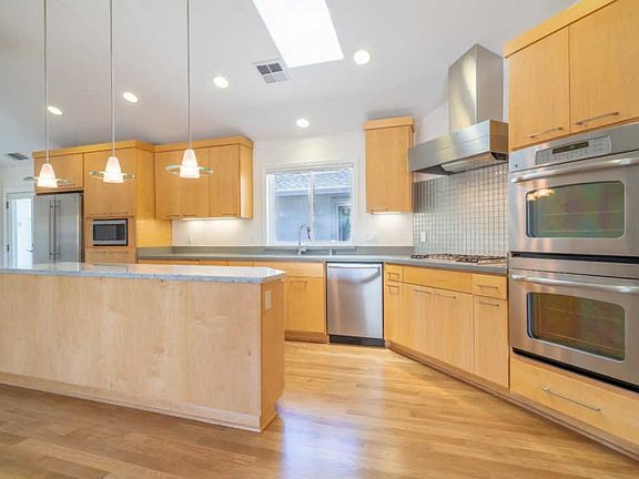 5th image of 15289 Charlotte Ave