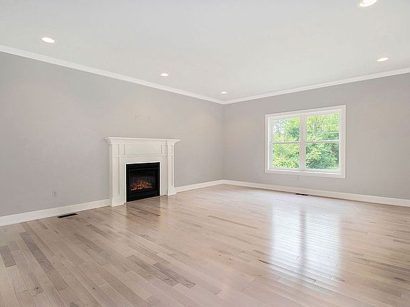 3rd image of 15500 Portis St