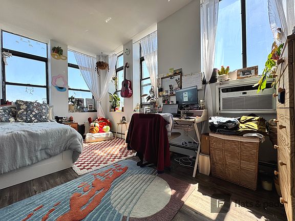3rd image of 714 Seneca Ave APT 501
