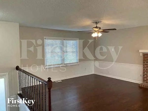 3 bed, 2.0 bath, 1723 sqft, $1,815 — Photo 3