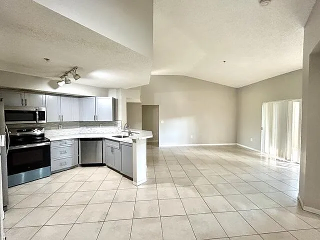 3 bed, 2.0 bath, 1214 sqft, $2,300 — Photo 4