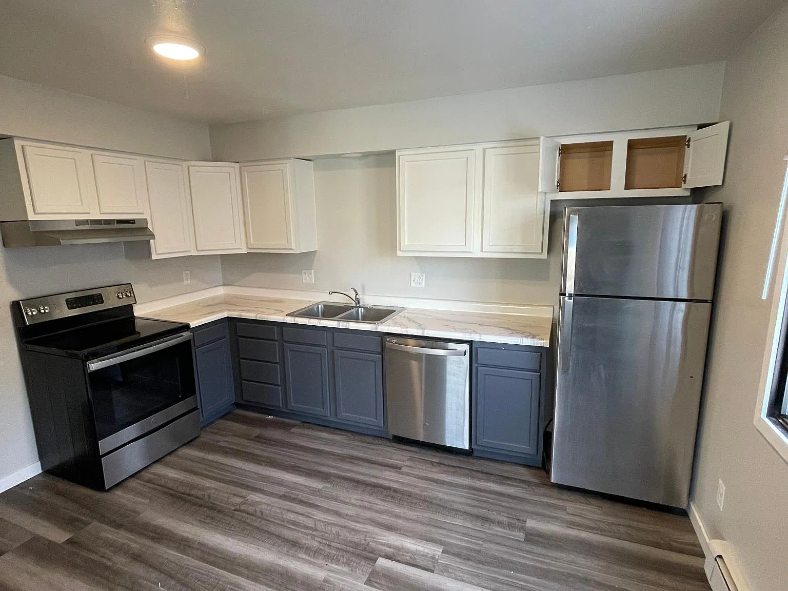 3 bed, $2,135 — Photo 2