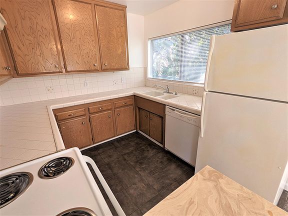 3rd image of 2604 N Beachwood Dr APT 5