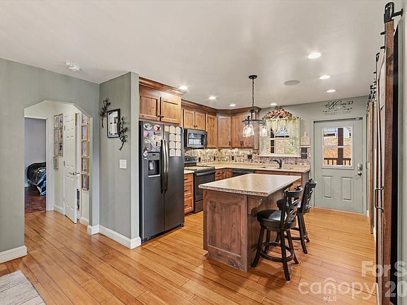 3rd image of 810 Mount Hebron Rd