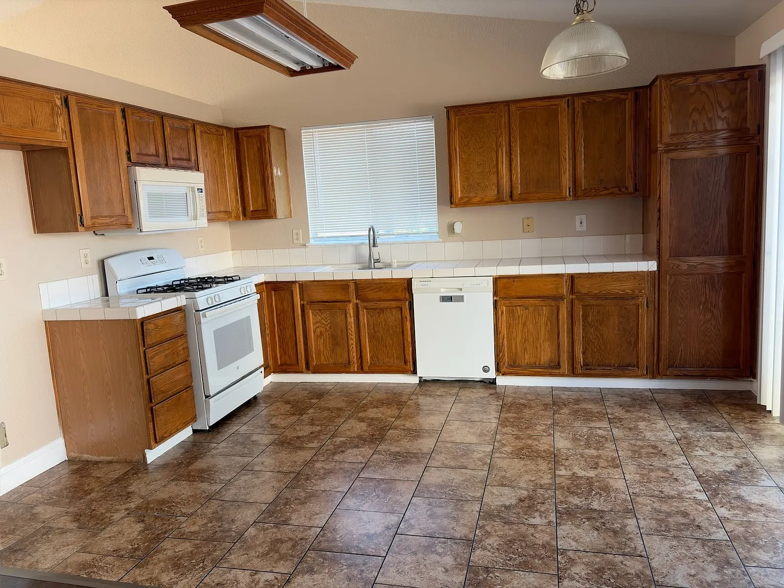 3 bed, 1353 sqft, $2,645 — Photo 4