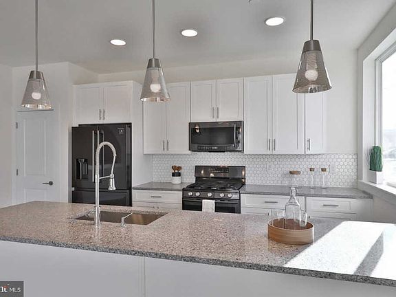 4th image of 1125 N American St #3