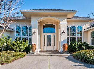 627 Rogue Ridge Dr, Grants Pass, OR 97527