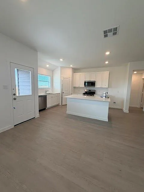 4 bed, 2.0 bath, 2061 sqft, $2,295 — Photo 4