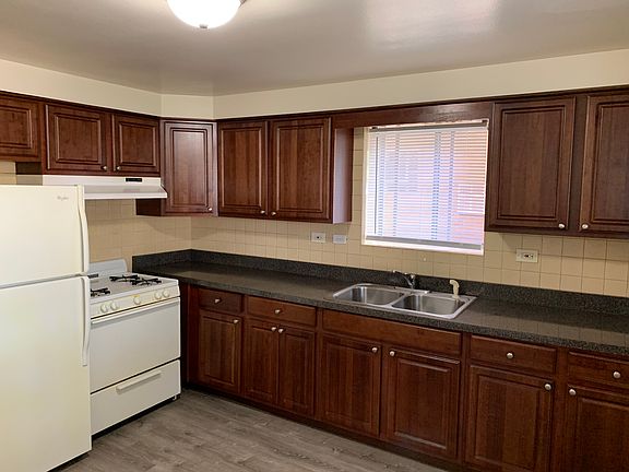 3rd image of 6752 N Sauganash Ave
