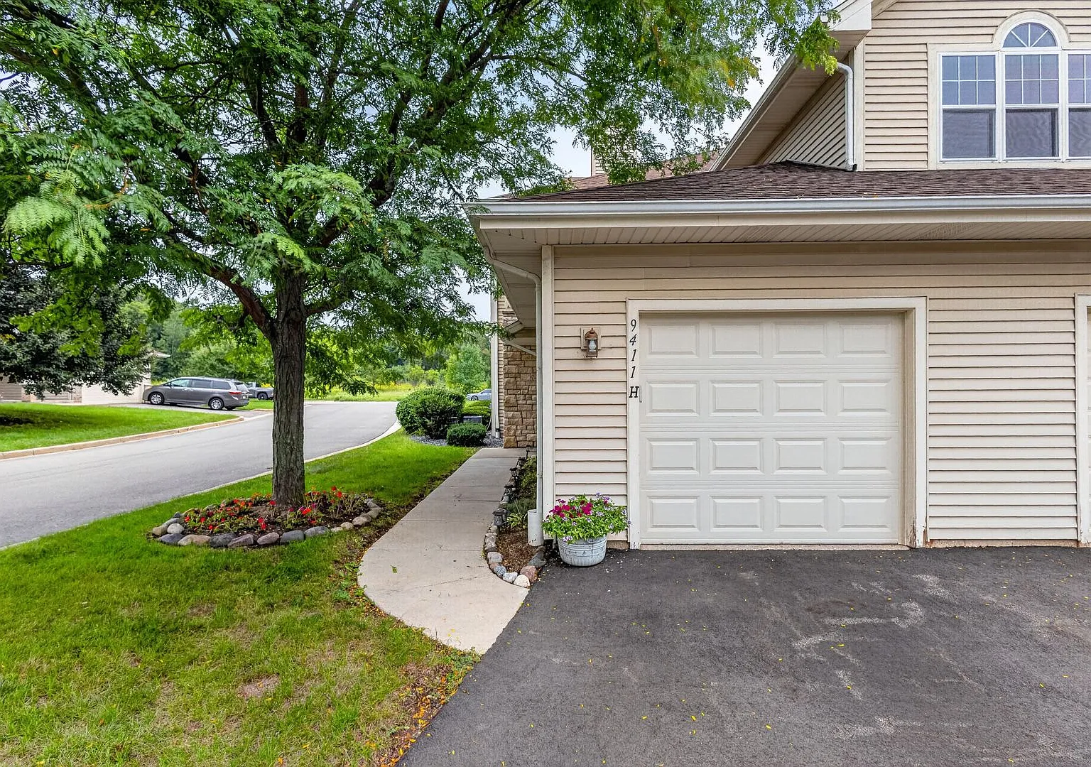 Spacious 3-Bedroom, 2-Bath Upper Condo with Pool Access & 3 Parking Spaces — Photo 1