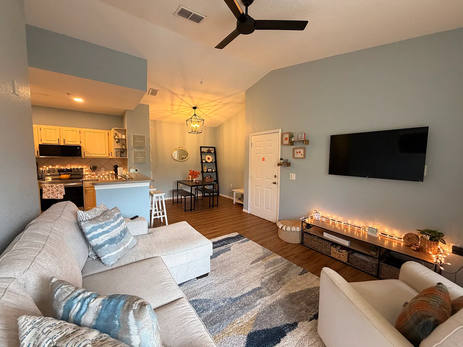 2 bed, 898 sqft, $1,700 — Photo 3