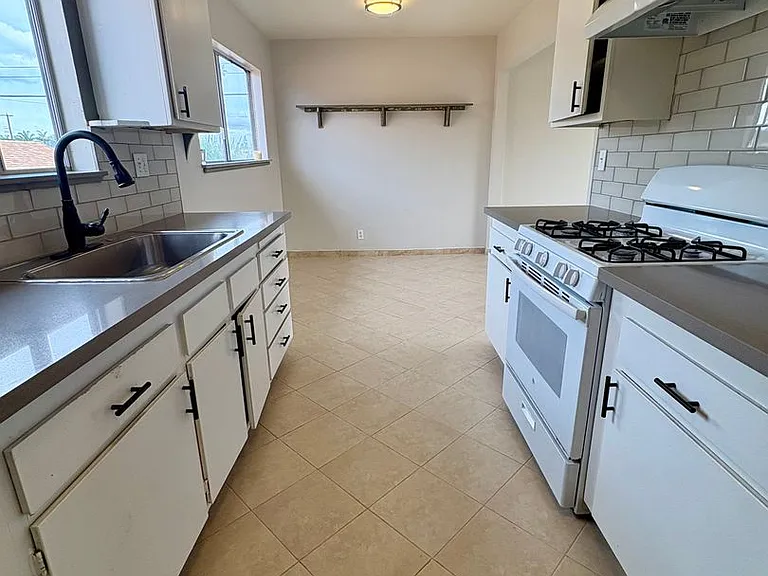 1951 N Ventura Rd — Photo 14