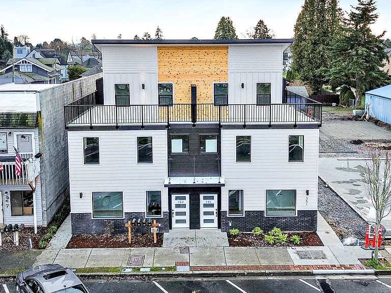 343 Martin St — Photo 2