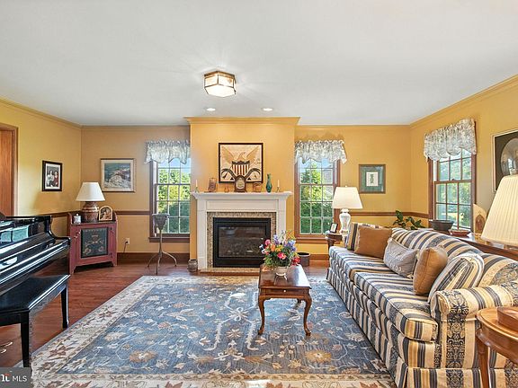 3rd image of 10 Hershey Dr