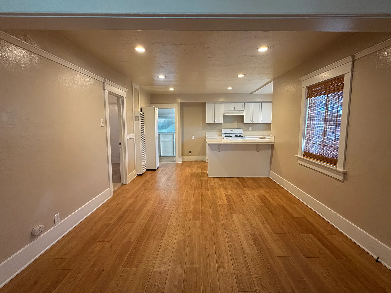 2 bed, 900 sqft, $3,000 — Photo 4