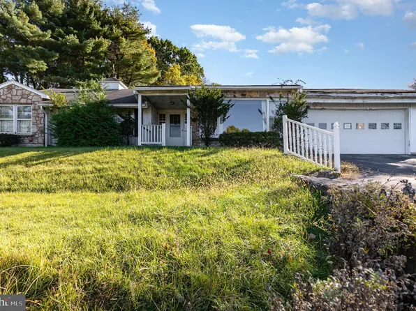6 Crescent Dr, New Cumberland, PA 17070