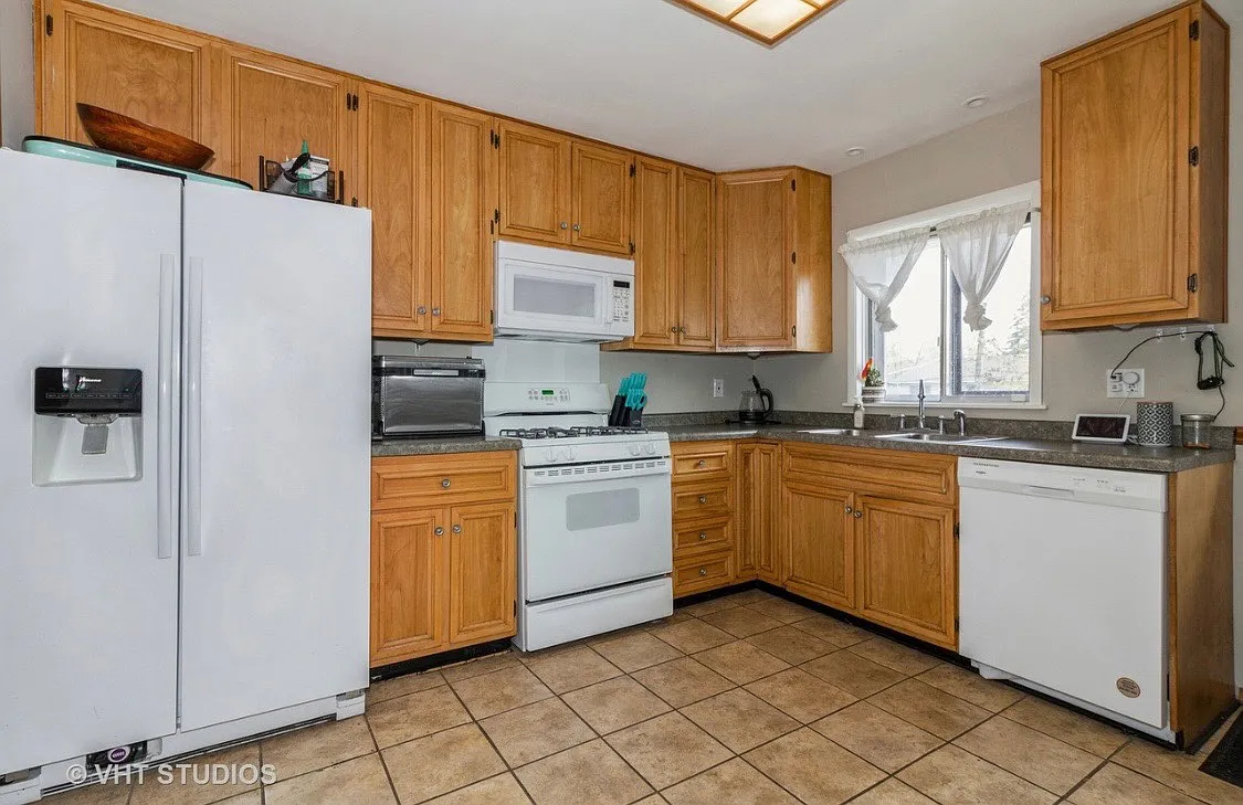 3 bed, 1.5 bath, 1718 sqft, $3,000 — Photo 2