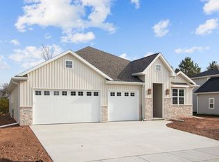 N9046 Southtowne Dr, Menasha, WI 54952