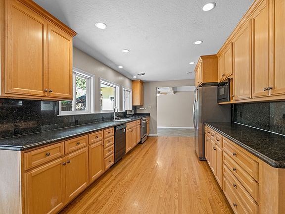 5th image of 421 Deodara Dr