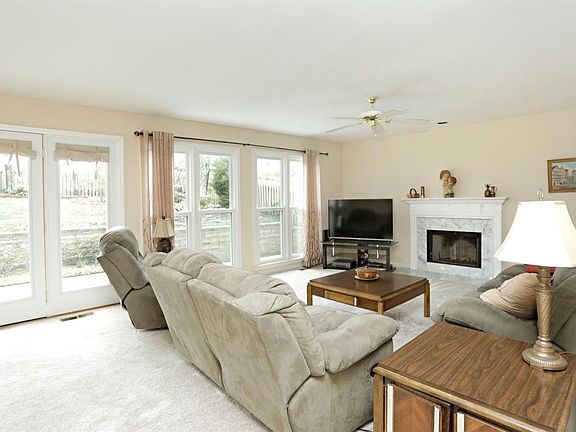 3rd image of 2348 Hartland Parkside Dr